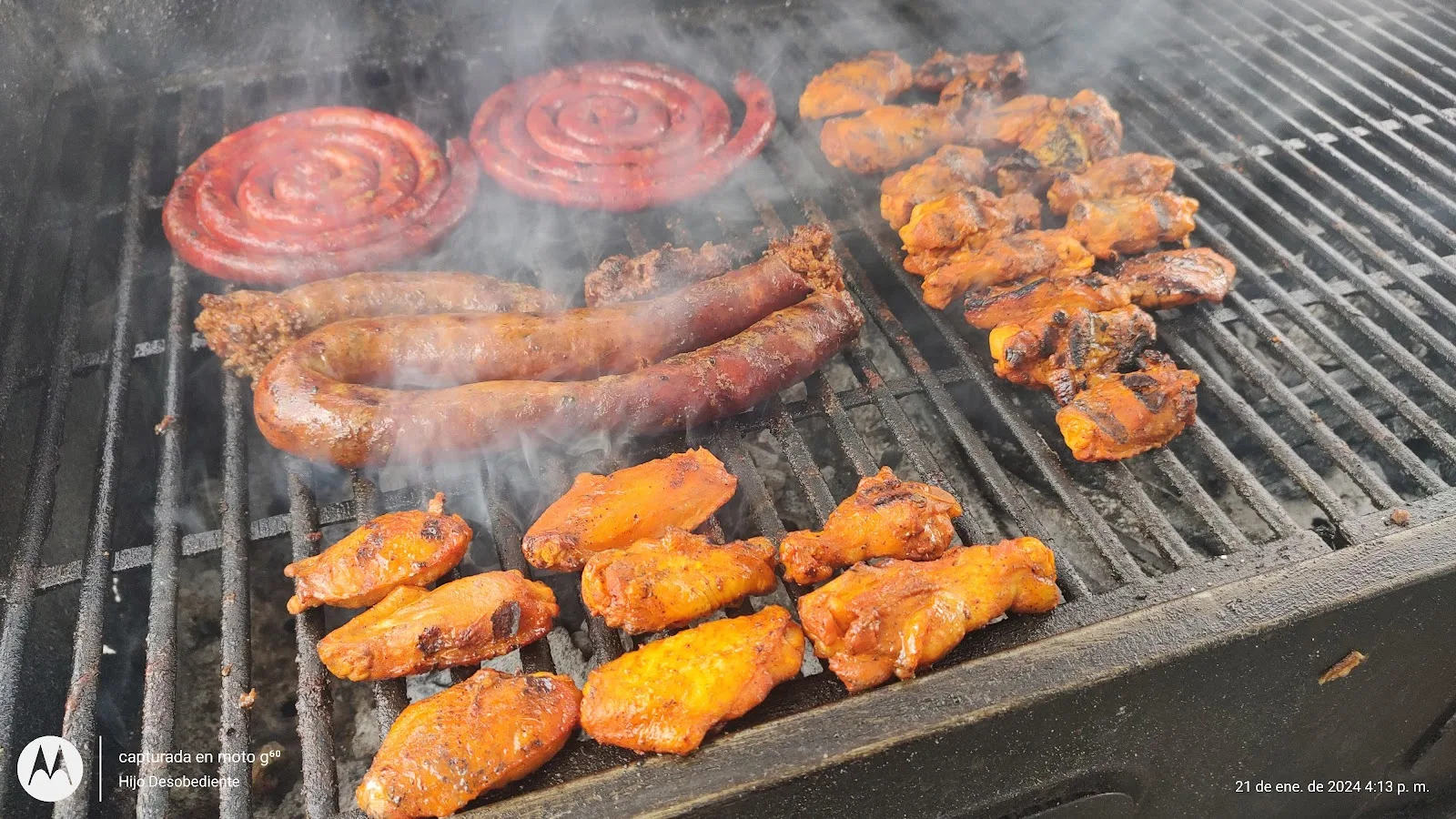 Alitas y longaniza en el carbón
