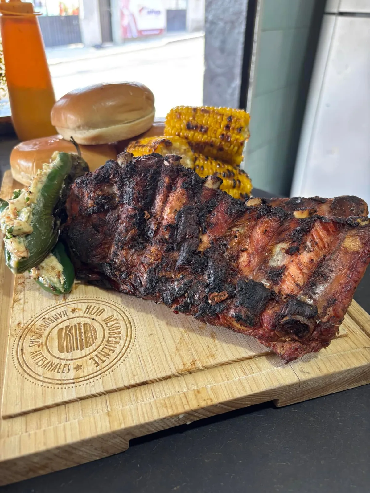 Costillas con elote y chiles asados