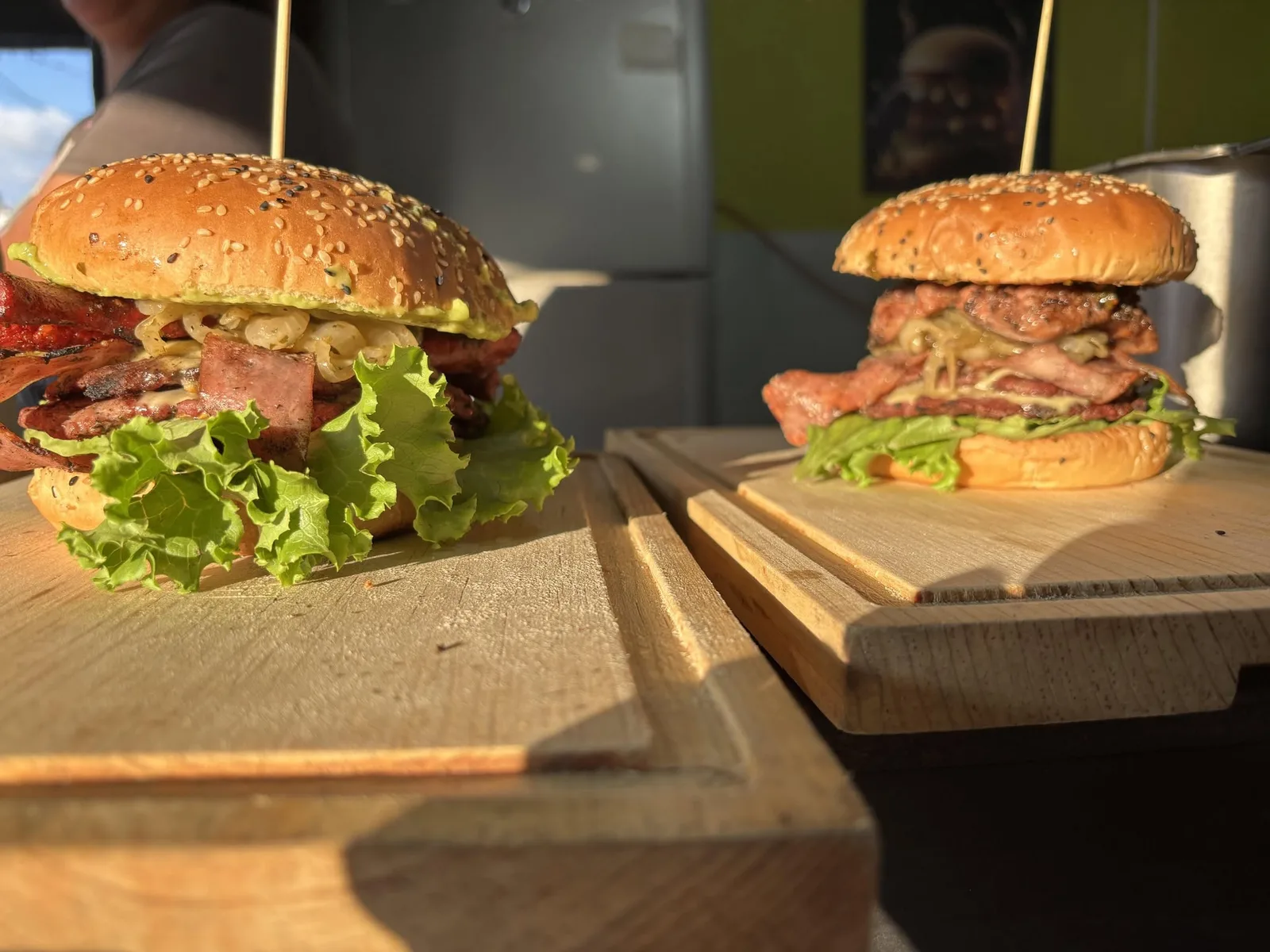 Dos hamburguesas, dos tablas