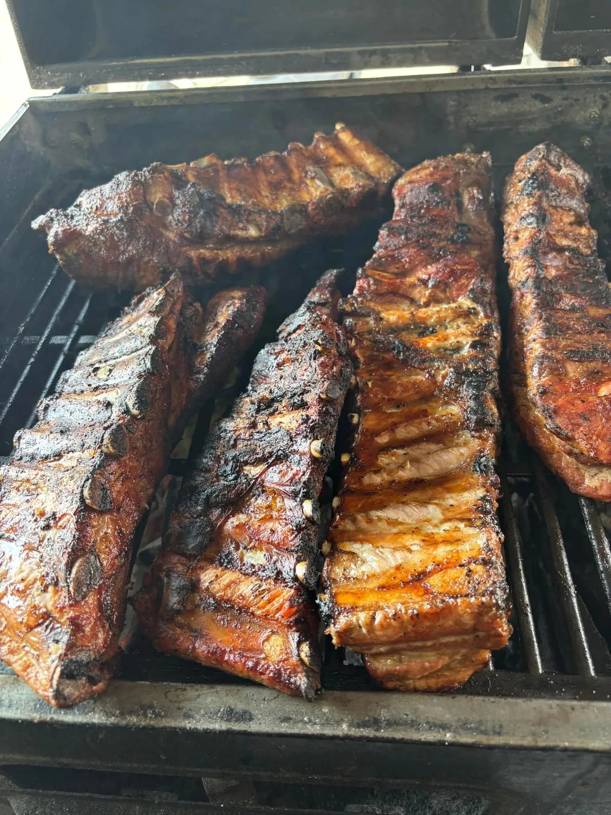 Costillas asándose en la parrilla de carbón